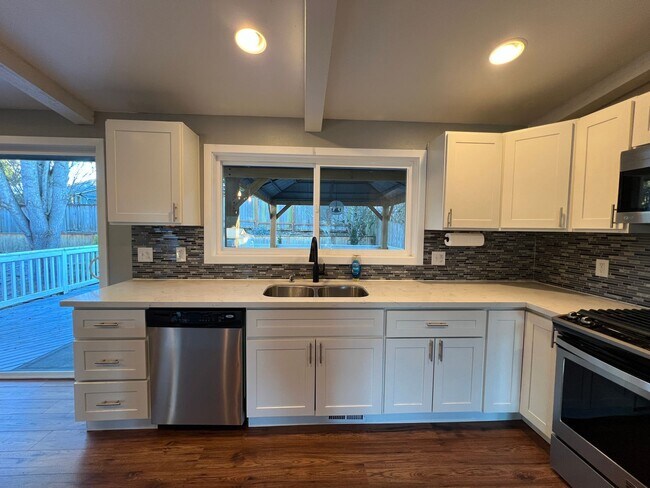 Building Photo - 3 Bedroom 2.5 Bath in Desirable Renton Fairwood Greens