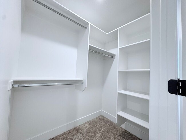 Building Photo - Six Bedroom House!! FREE: WiFi, Lawn care and Water softener!!