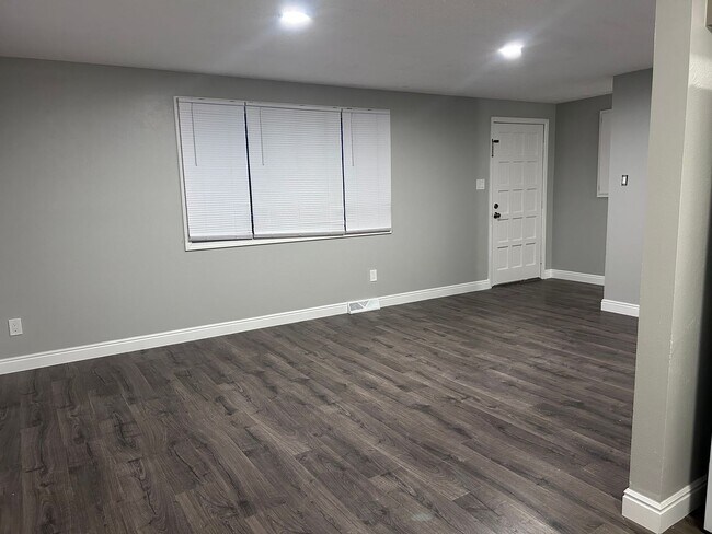 Building Photo - Spacious and Updated 3B in Old Town West!
