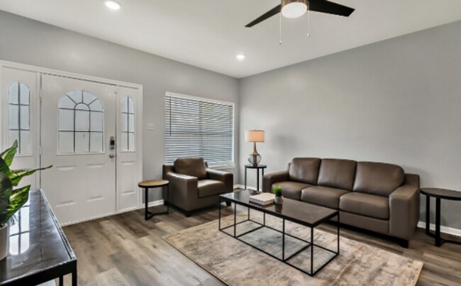 Building Photo - Partially Furnished 4 bed 4 bath near campus!