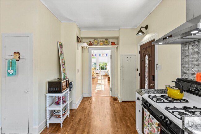 Building Photo - 2927 Bernardo De Galvez Ave