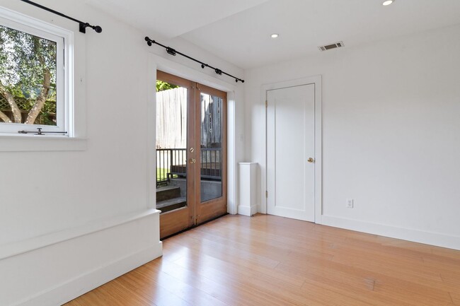 Building Photo - 2 Bed + Bonus Room + Office, 2 Bath Bernal...