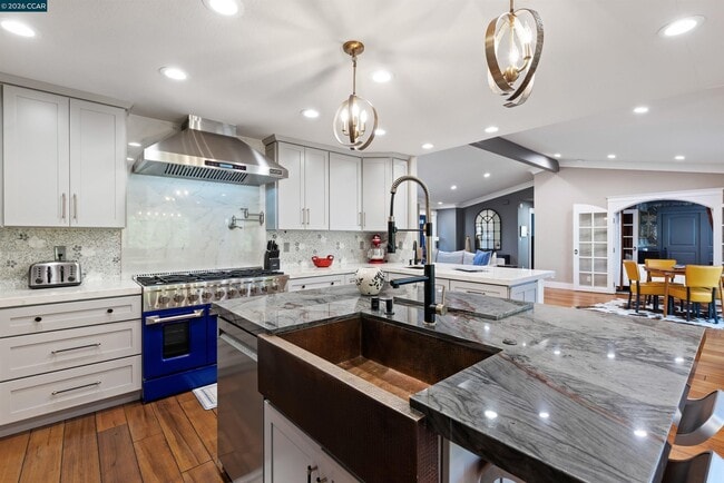 Building Photo - 10 Jolie Ln