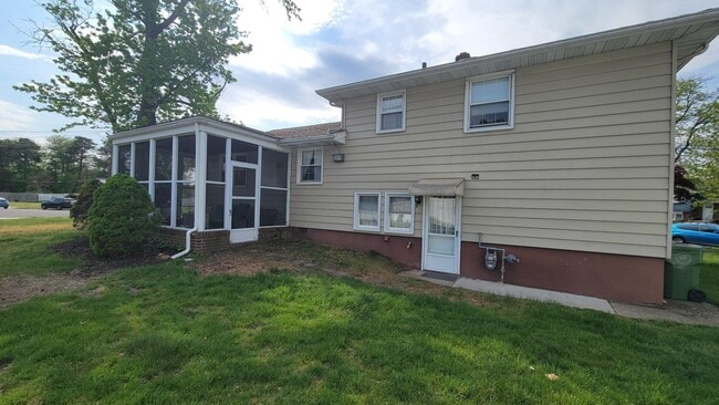 Building Photo - 117 N Brookfield Rd