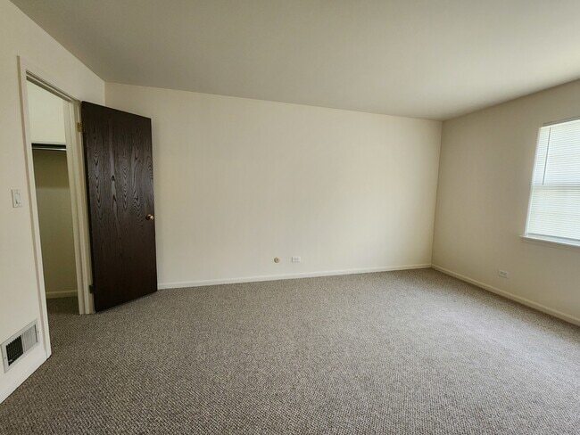 Master bedroom - 326 Plumwood Ln