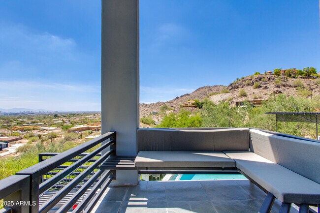 Building Photo - 4228 E Highlands Dr