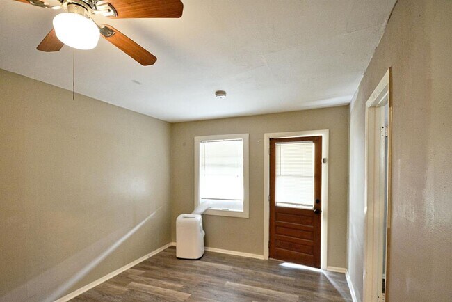 Building Photo - 517 E Martindale St