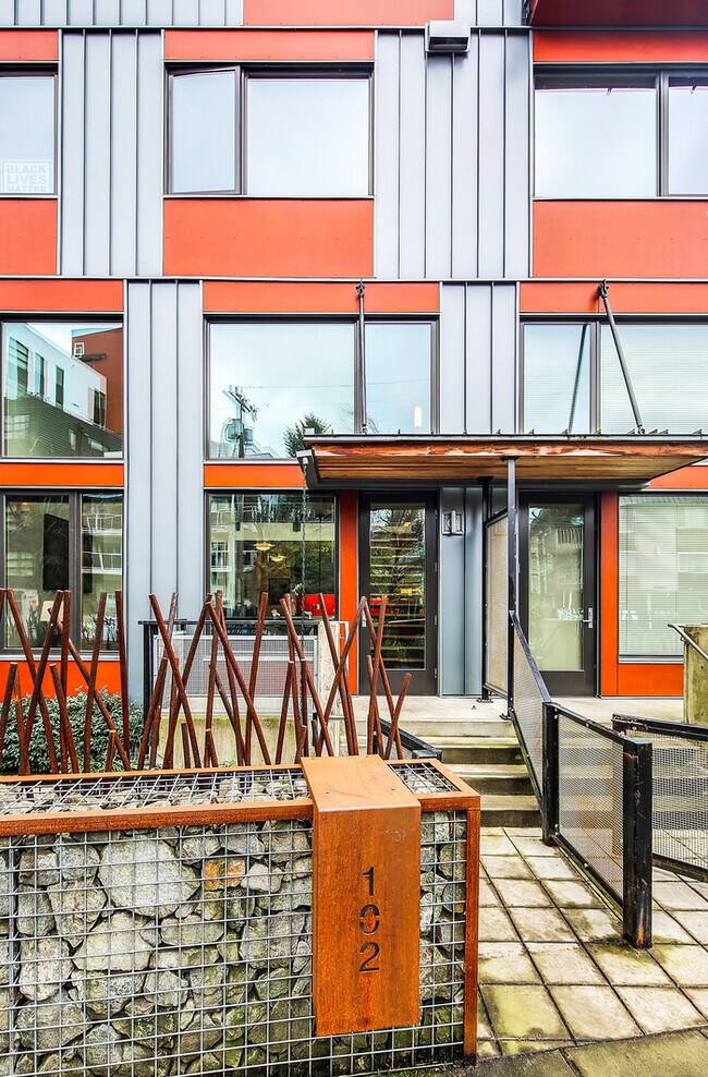 Building Photo - Modern Loft