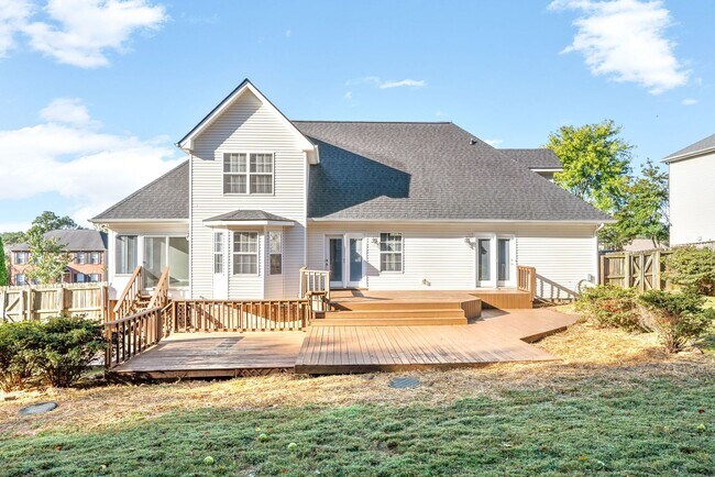 Building Photo - Pet Friendly Three Bedroom with Bonus!