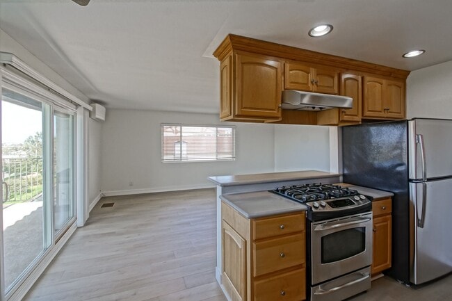 Building Photo - Recently Updated, Top-Floor 2BR2BA Condo in Apple Tree Community w/ Pool, Overlooking Greenbelt/H...