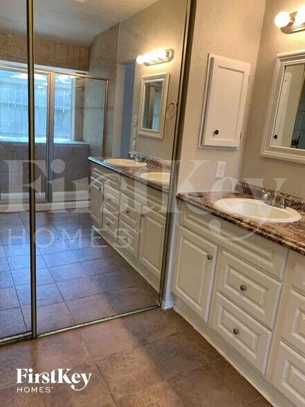 Building Photo - 2322 Piddler Dr