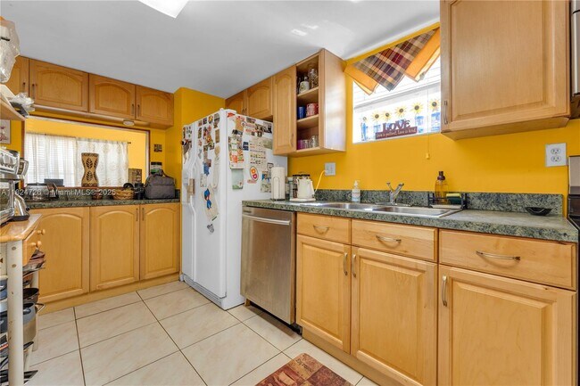 Building Photo - 6500 SW 41st Ct