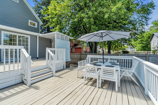 Building Photo - 1205 7th Ave