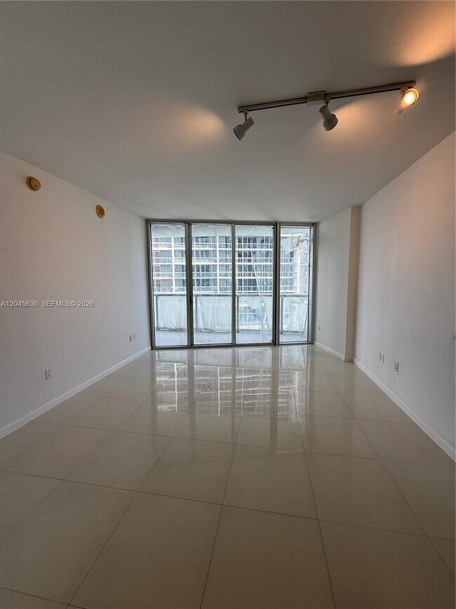 Building Photo - 495 Brickell Ave