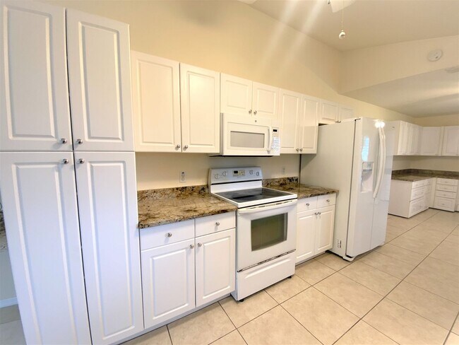 Building Photo - ** GOLDEN GATE ESTATES ** 3 BED / 2 BATH -...
