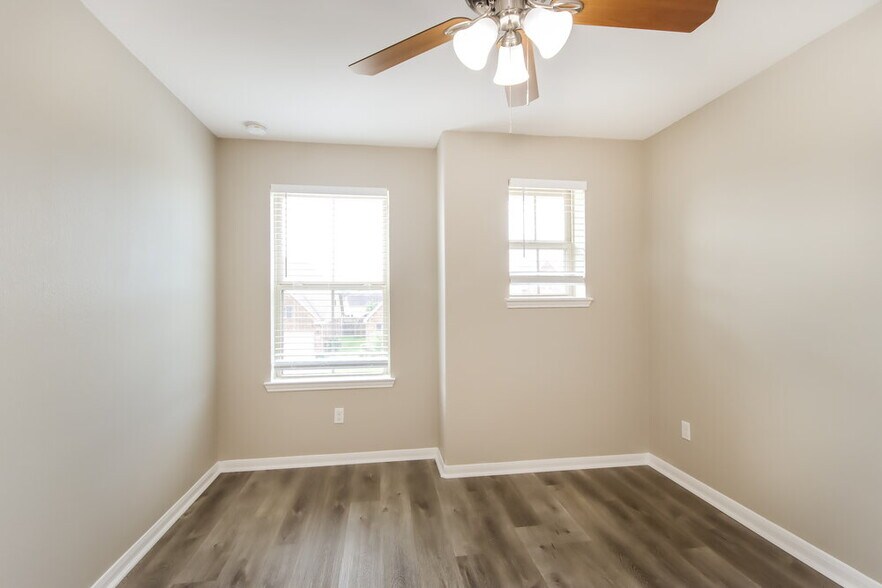 Building Photo - 10519 Sun River Falls Dr