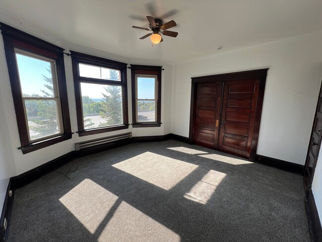 Building Photo - 2+ Bedroom Apartment - AVAILABLE AUGUST 1st!