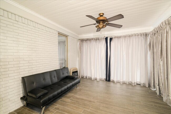 Building Photo - 38291 River Park Dr