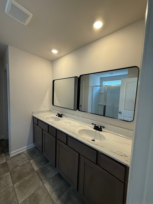 Building Photo - 79 Pineview Dr