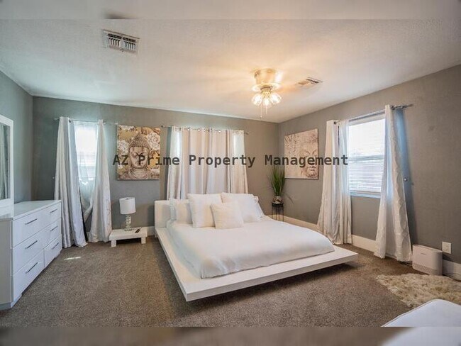 Building Photo - 1942 W Indianola Ave