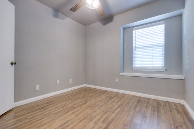 Building Photo - 809 Teal Pl