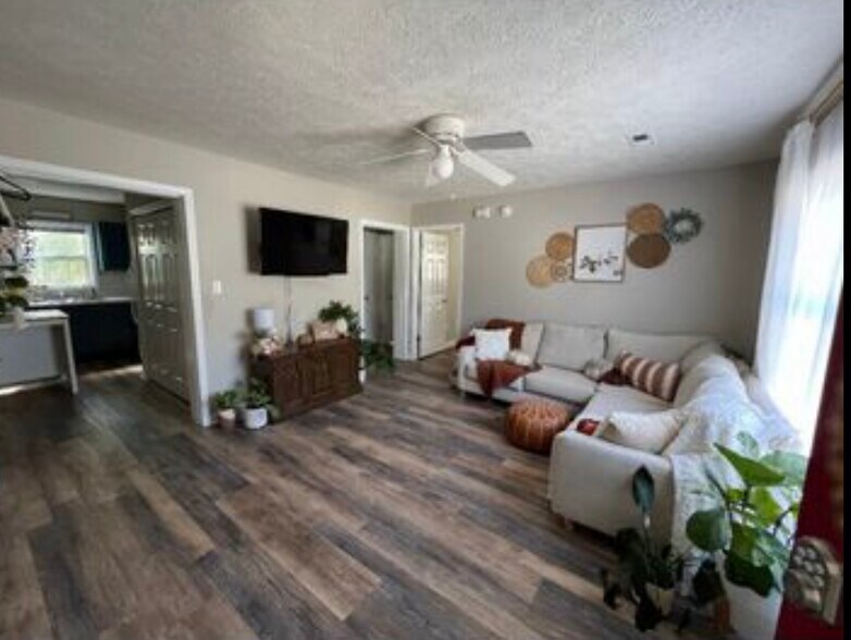 Building Photo - 111 Sunset Dr