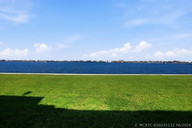 Building Photo - 1516 S Lakeside Dr