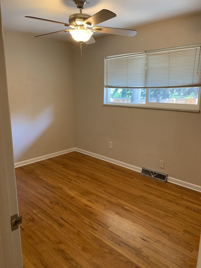 Building Photo - 4 bed/2 bath Home located in central Fort Collins off Drake