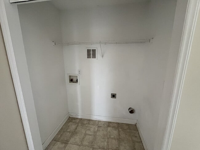 Building Photo - 145 Fiddlers Run Ct