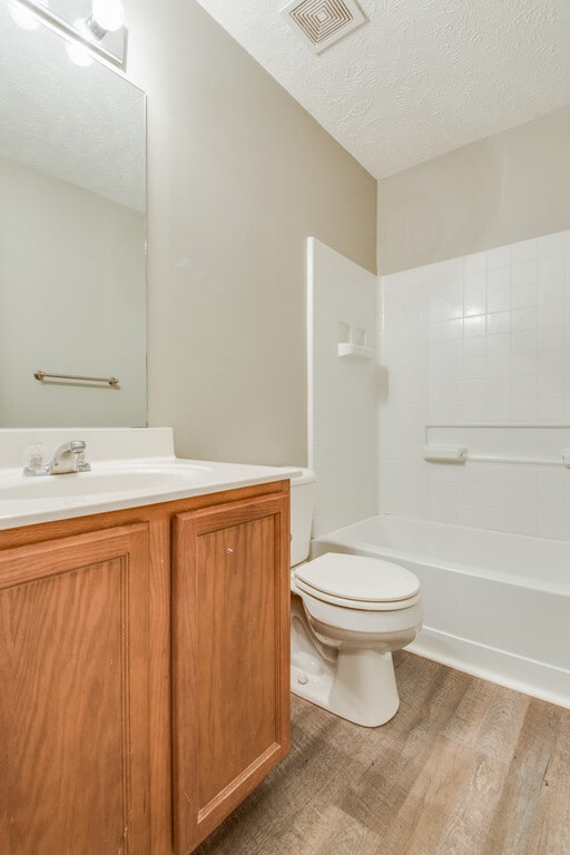 Building Photo - This 3 BR/2.5 BA Oak Hill Townhome Should Satisfy Your Standards!!!