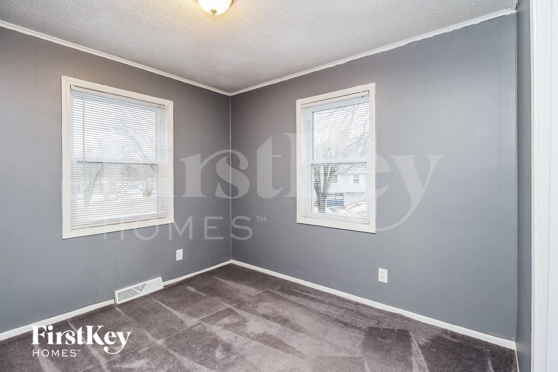 Building Photo - 4900 N Sycamore Dr