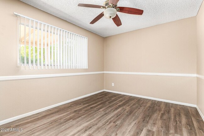 Building Photo - 1049 E Carter Dr