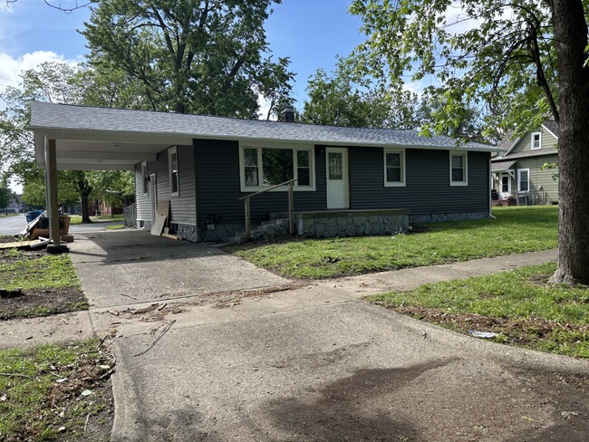 Building Photo - 1725 S 9th St