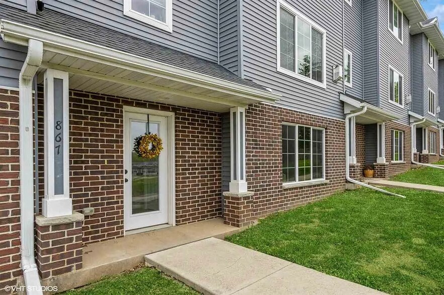 Building Photo - 867 Silver Ln