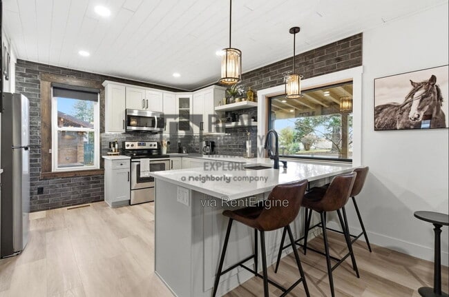 Building Photo - 809 3rd Ave W