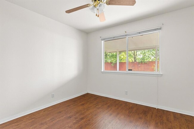 Building Photo - 106 Wisteria Dr