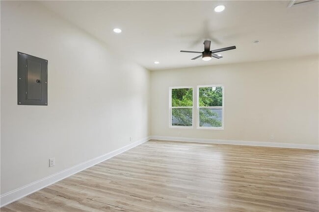 Building Photo - 720 N Parkwood Rd