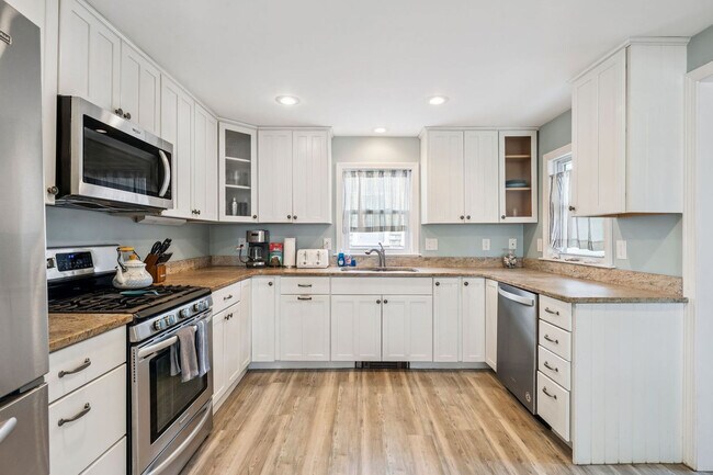 Building Photo - 2 Dover Ave