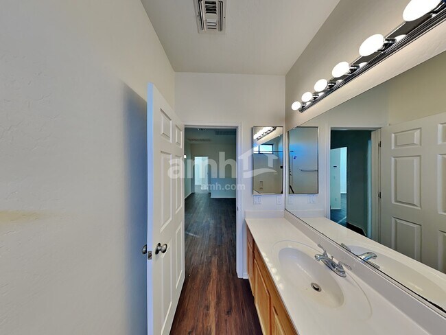 Building Photo - 1720 S Valle Verde