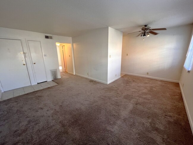 Building Photo - Spacious 1 Bedroom 1 Bath in the heart of Coralville!