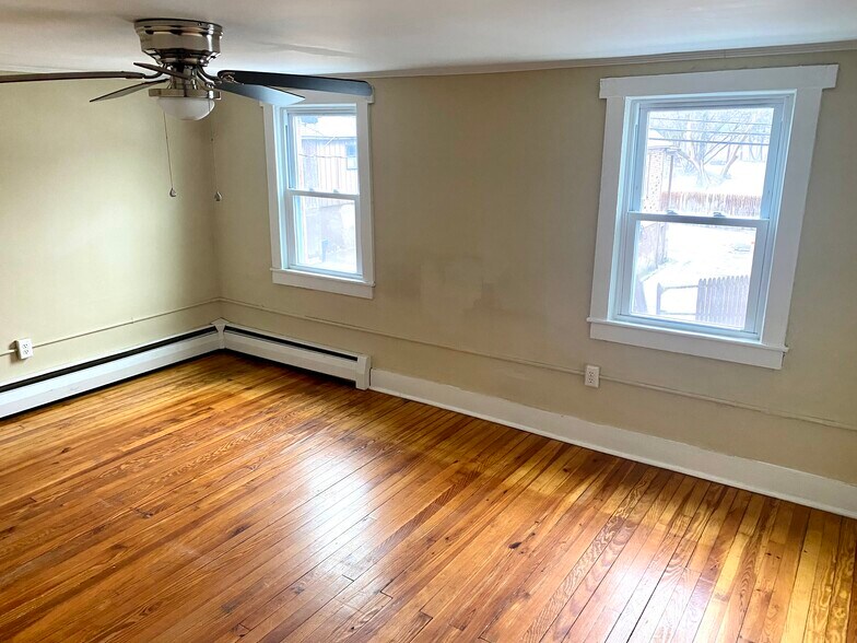 Building Photo - 19 Center St