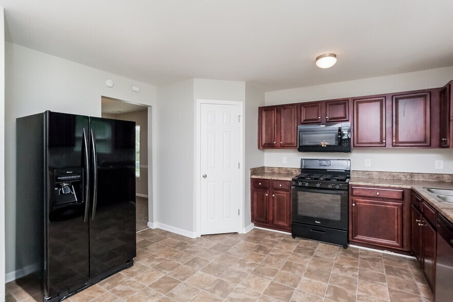 Building Photo - 2420 Valley Creek Dr