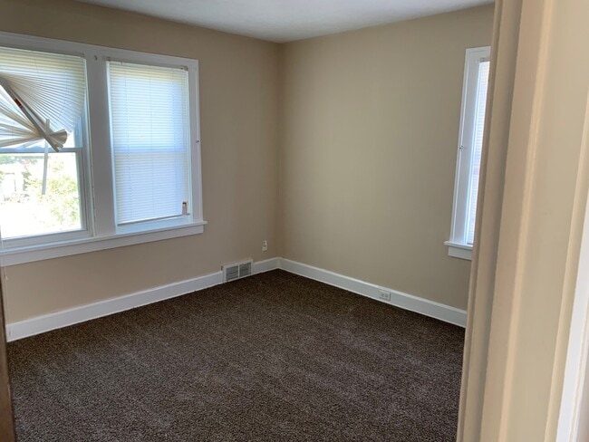 Building Photo - 3 Bed 1.5 Bath Colonial