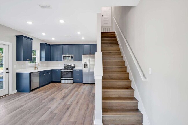 Building Photo - Downtown Pensacola Area 3BR/3BA | Each Bedroom Has Private Bath | Fenced Yard | Water & Lawn Care...