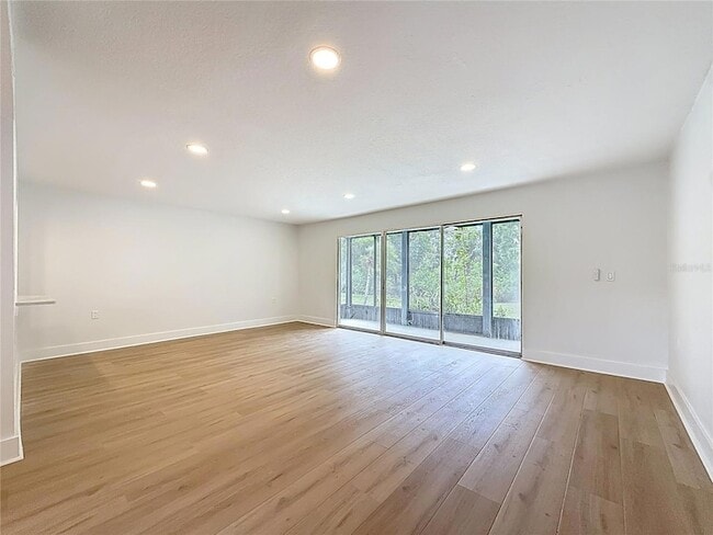 Building Photo - 200 Country Club Dr