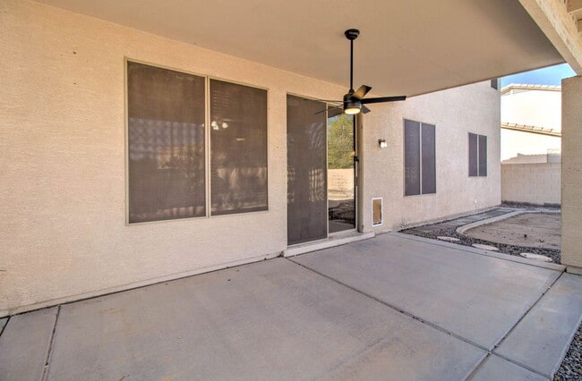 Building Photo - 2026 E County Down Dr