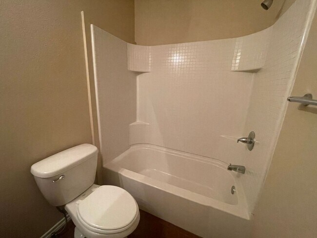 Building Photo - ~INVITING 3/2.5 Townhome Includes Granite in Kitchen & All Kitchen Appliances ((Brand New Vinyl F...