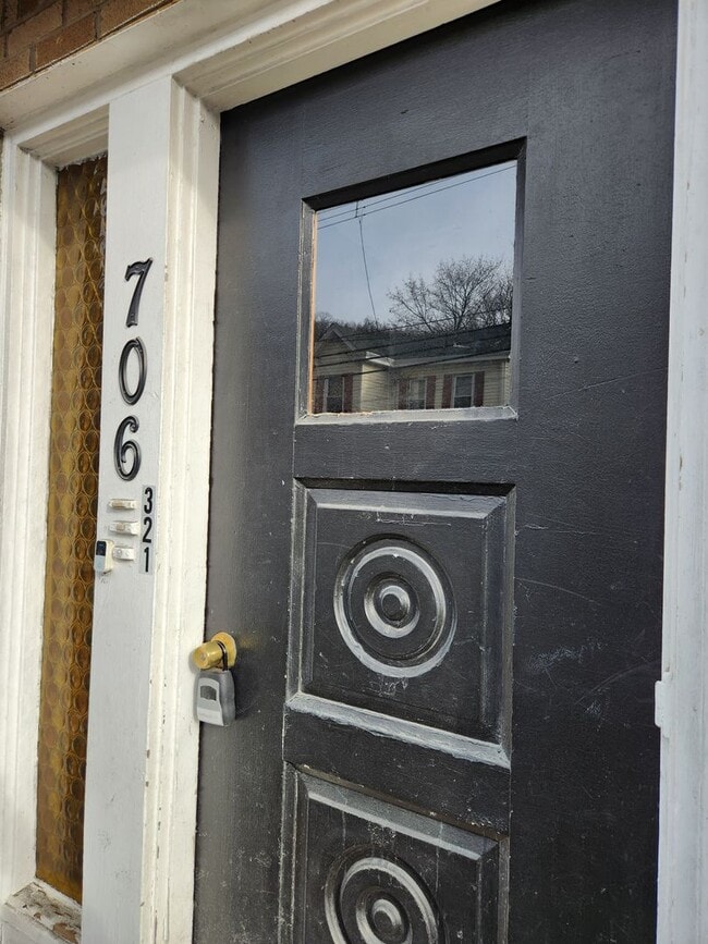 Building Photo - Updated 2 Bedroom Apartment in Millvale!