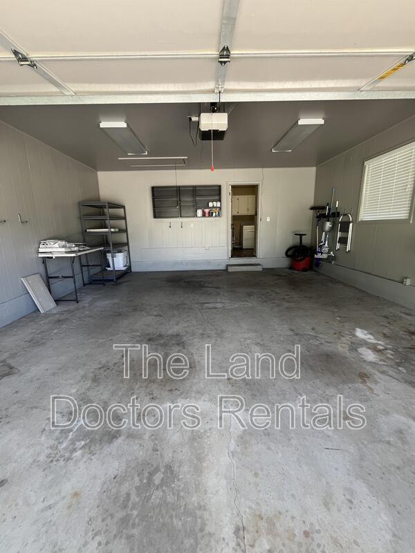 Building Photo - 412 S Country Club Road