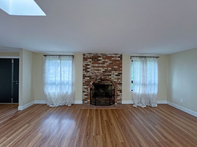 Building Photo - Gorgeous 3 Bedroom 2 Bath Home in Desirable Fairwood, Renton